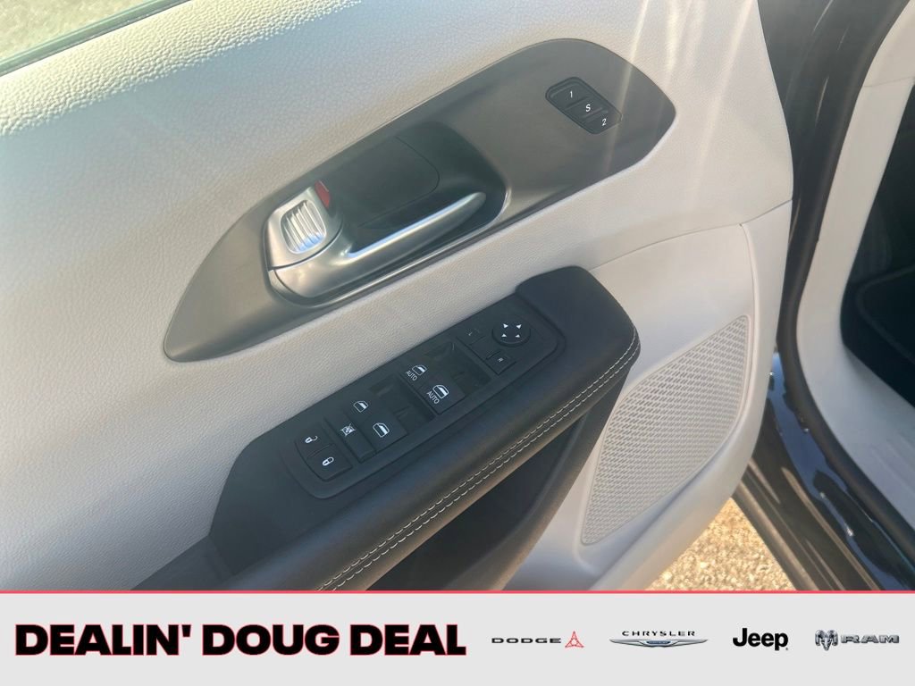 Used 2024 Chrysler Pacifica Touring-L image 12