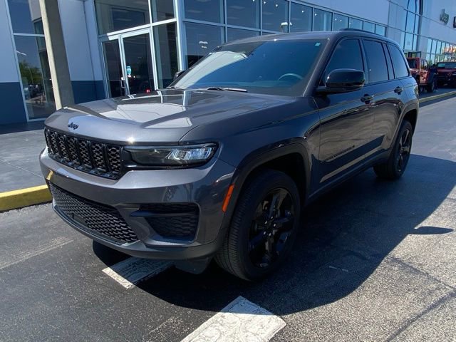 Used 2023 Jeep Grand Cherokee Altitude image 4