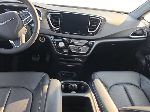 Used 2025 Chrysler Pacifica Select FWD image 10