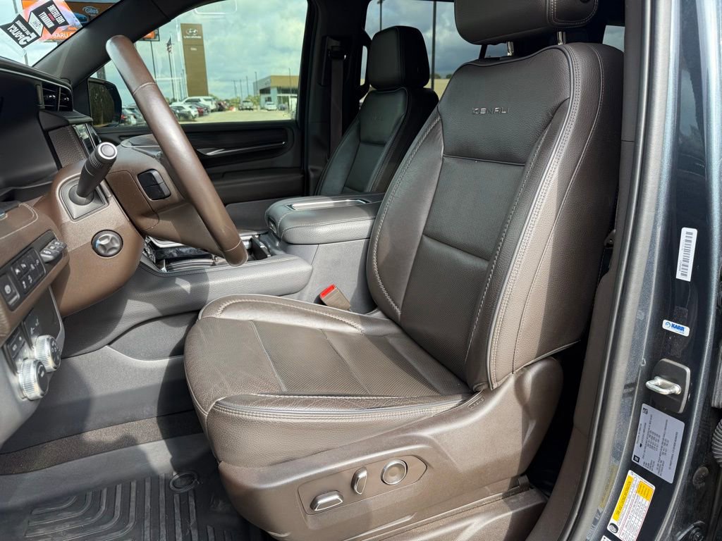 Used 2021 GMC Yukon Denali w/ Denali Premium Package image 13