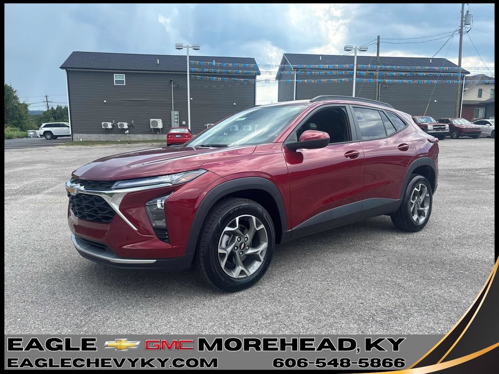 Used 2025 Chevrolet Trax LT FWD image 1