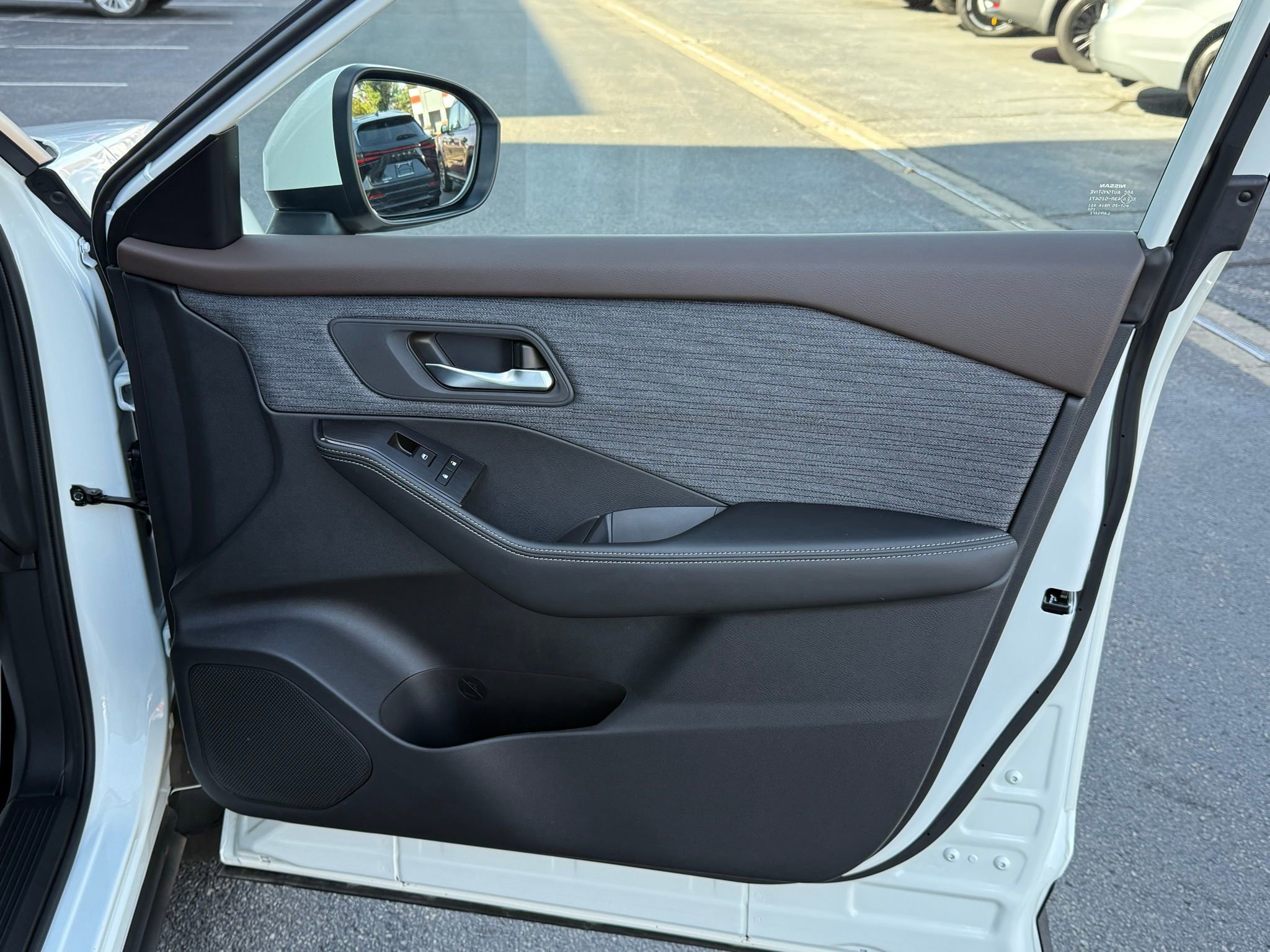 Used 2023 Nissan Rogue SV image 15