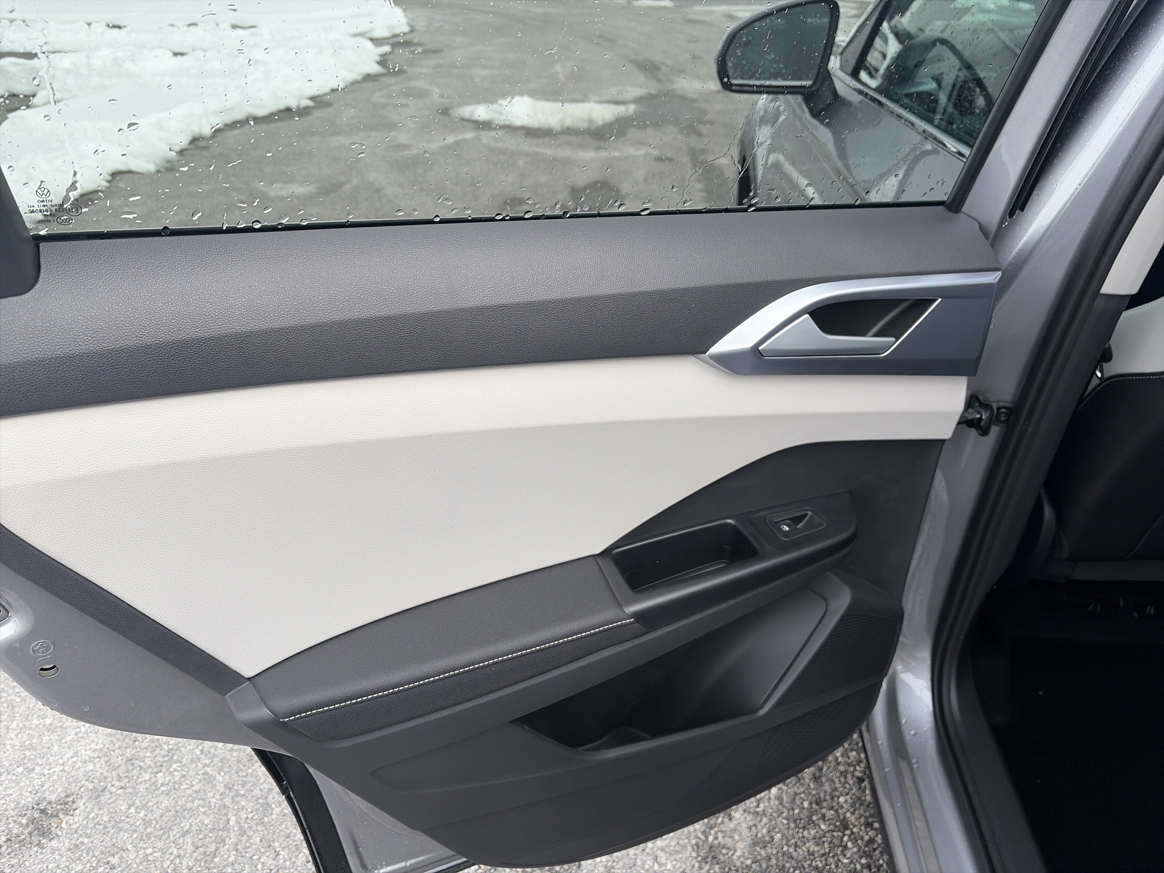 New 2026 Volkswagen Taos SE image 12