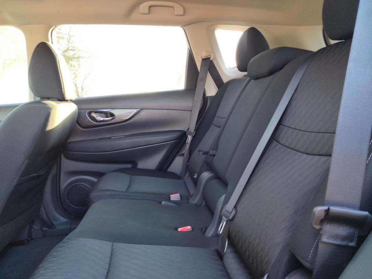 Used 2018 Nissan Rogue SV image 12