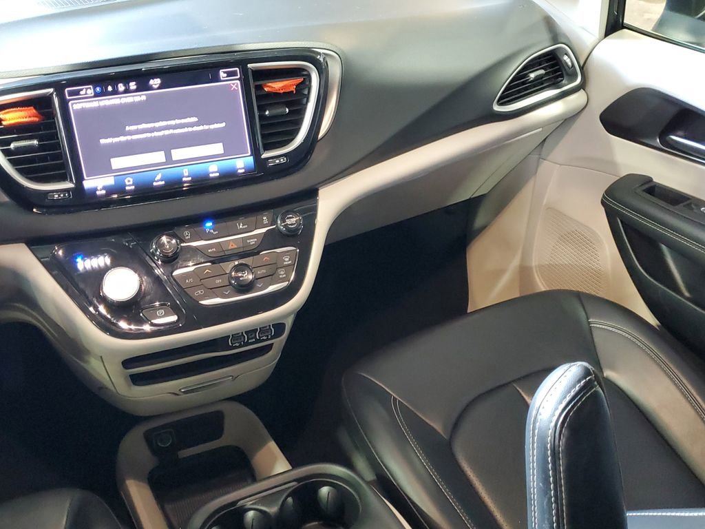 Used 2023 Chrysler Pacifica Touring-L FWD image 14