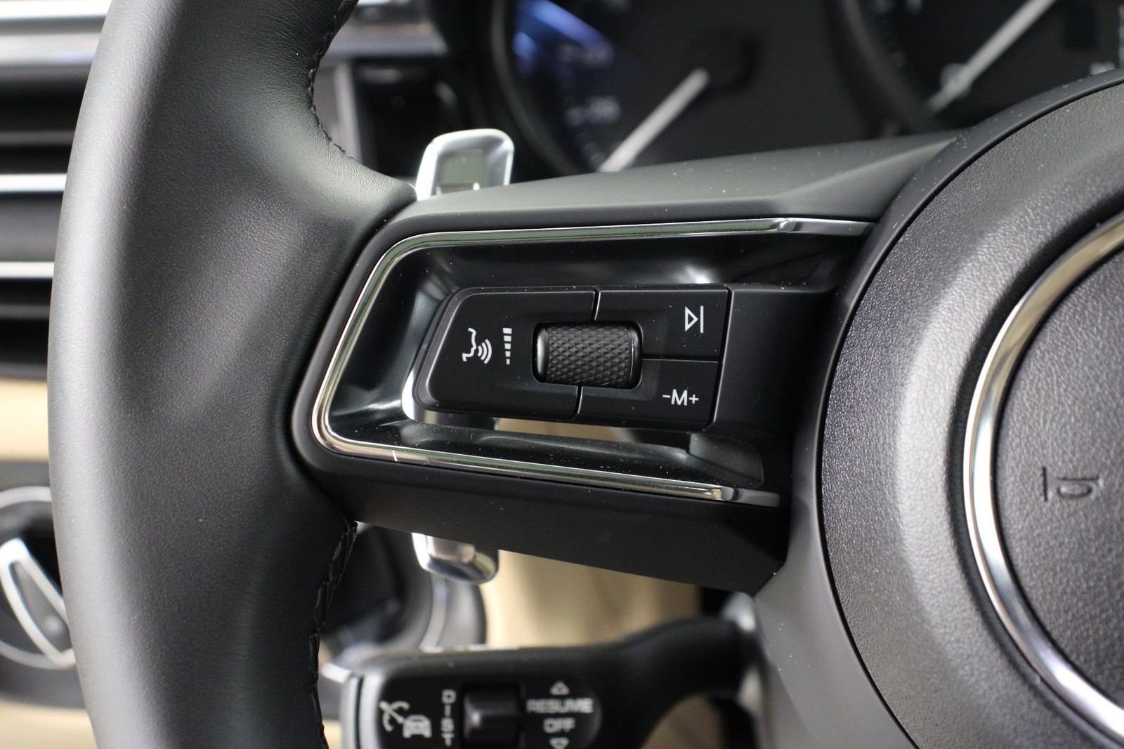 Certified 2025 Porsche Macan image 14