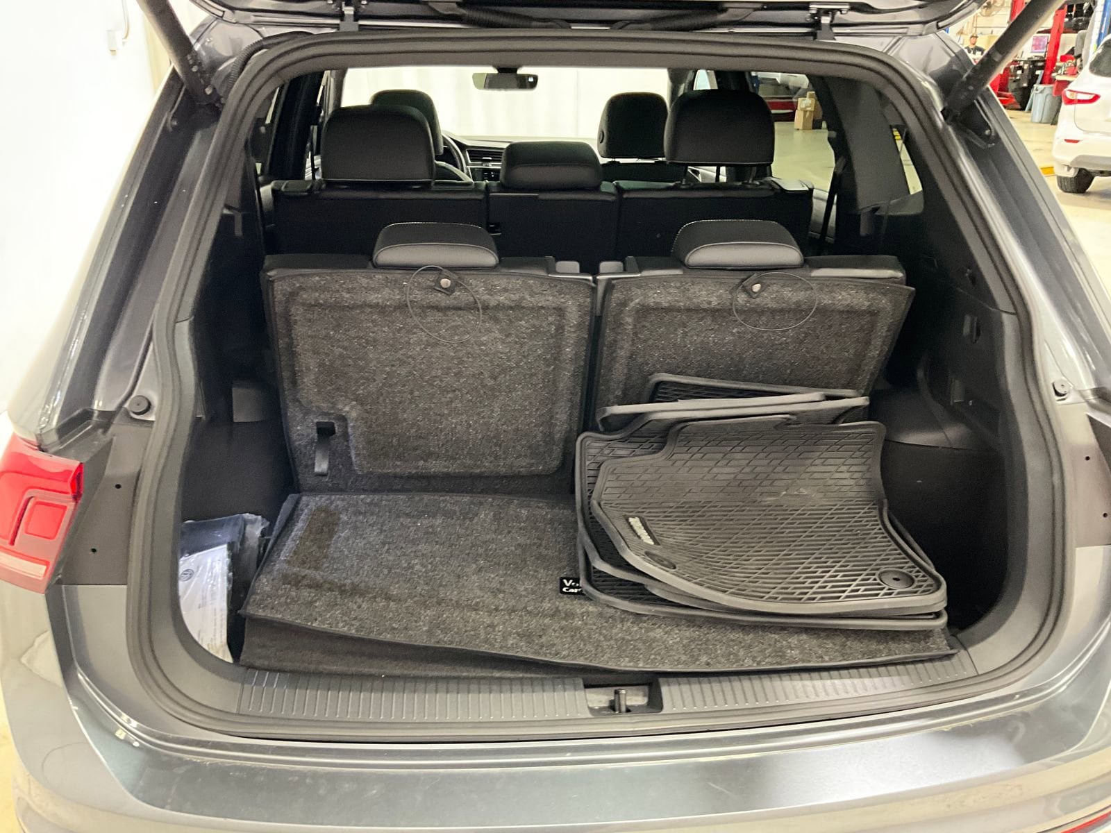 Used 2024 Volkswagen Tiguan SE R-Line FWD image 27