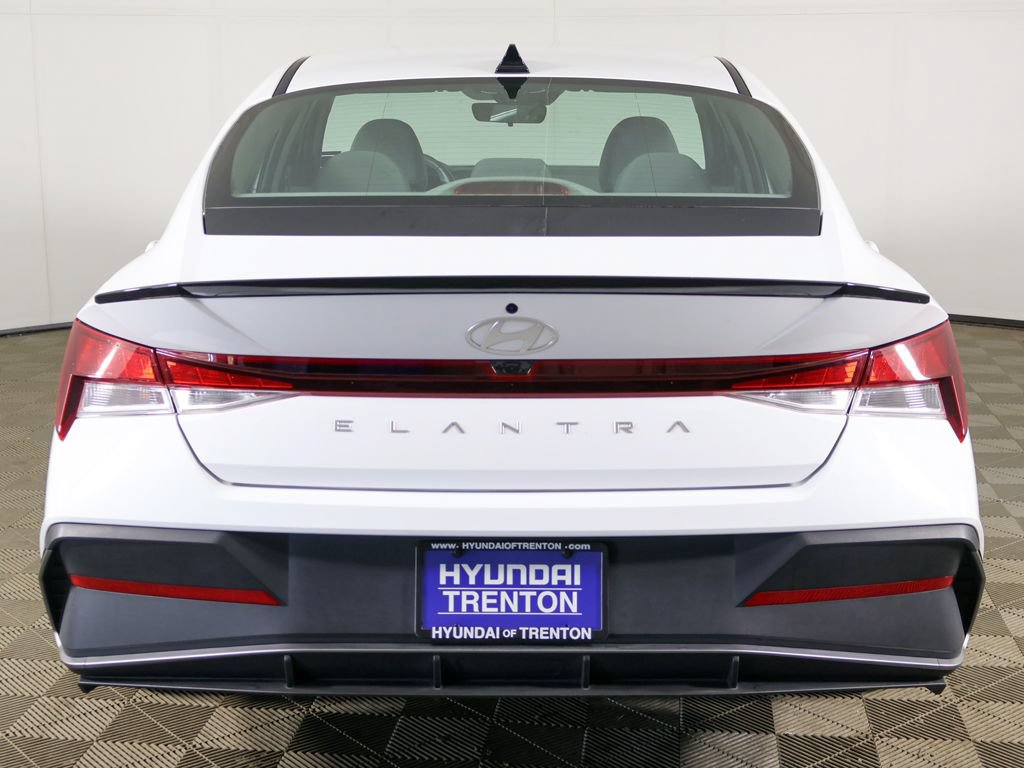 Certified 2025 Hyundai Elantra Sport FWD image 11