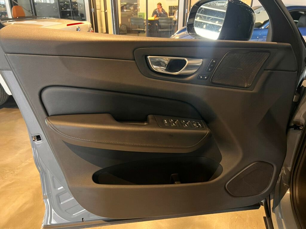 Used 2023 Volvo XC60 B5 Plus image 14