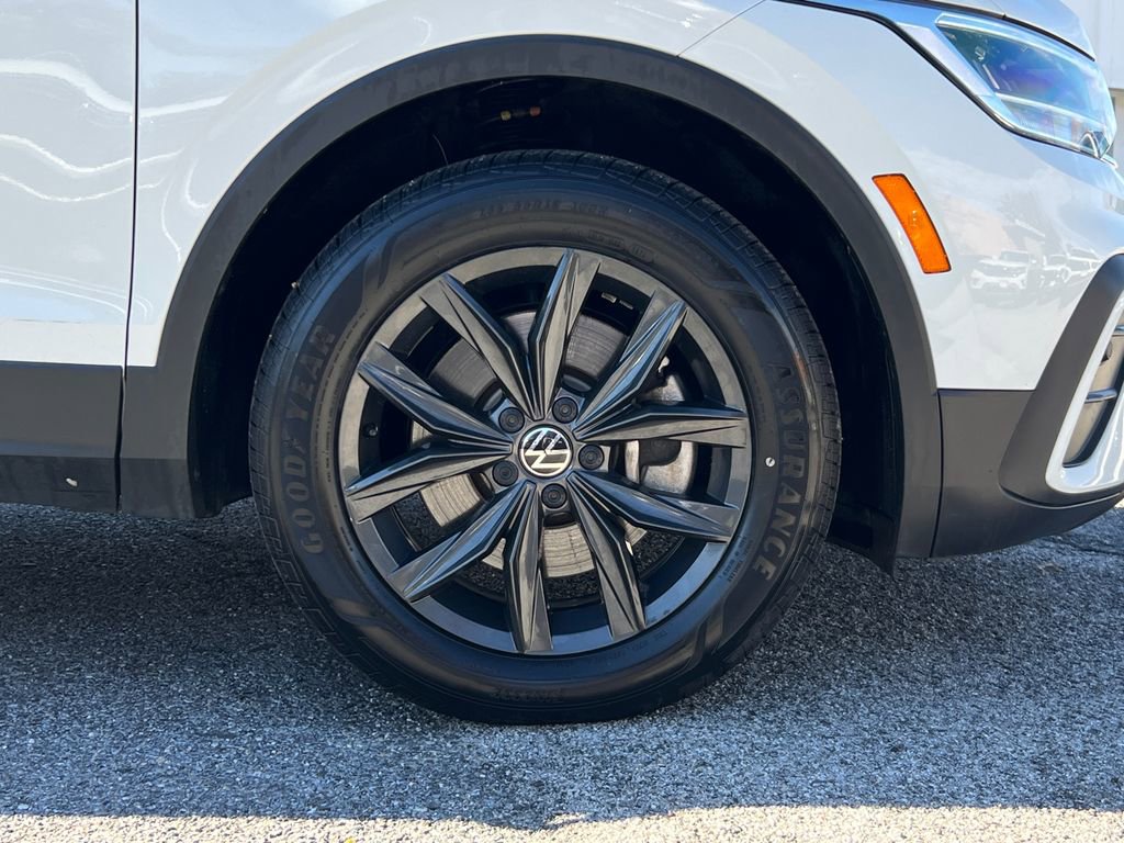 Certified 2024 Volkswagen Tiguan SE image 9