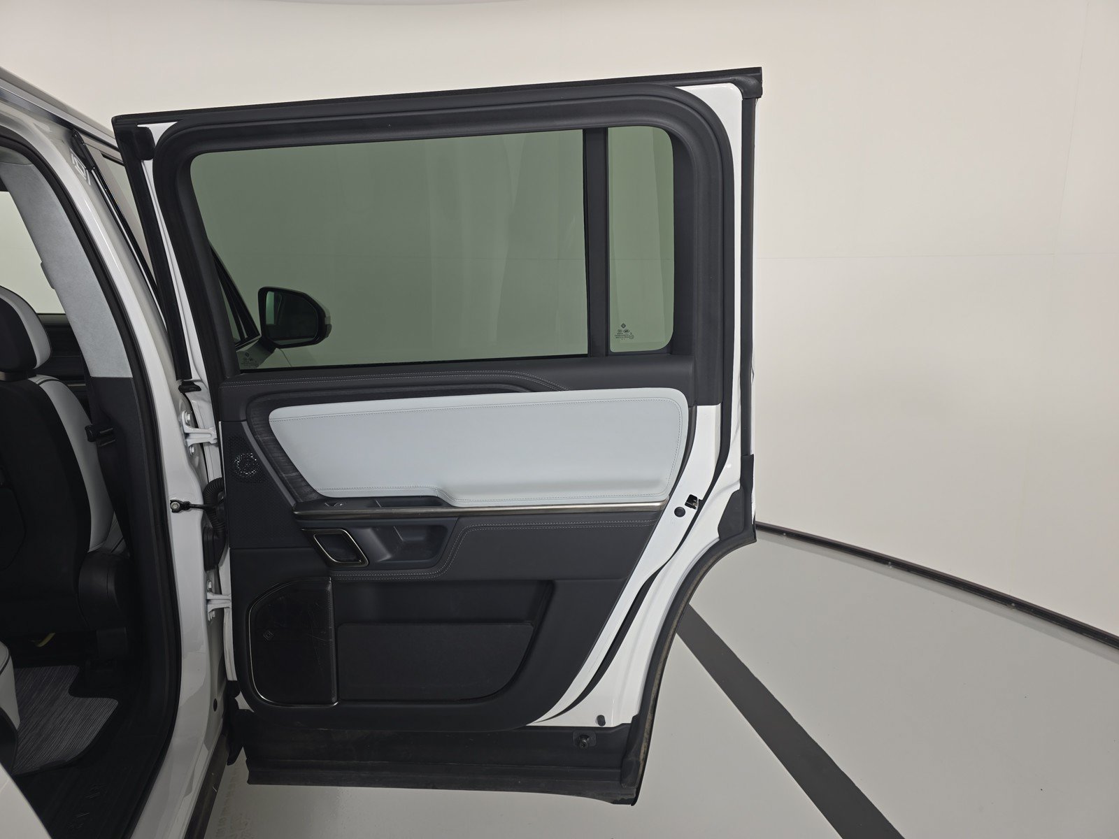 Used 2023 Rivian R1S Adventure AWD/4WD image 19