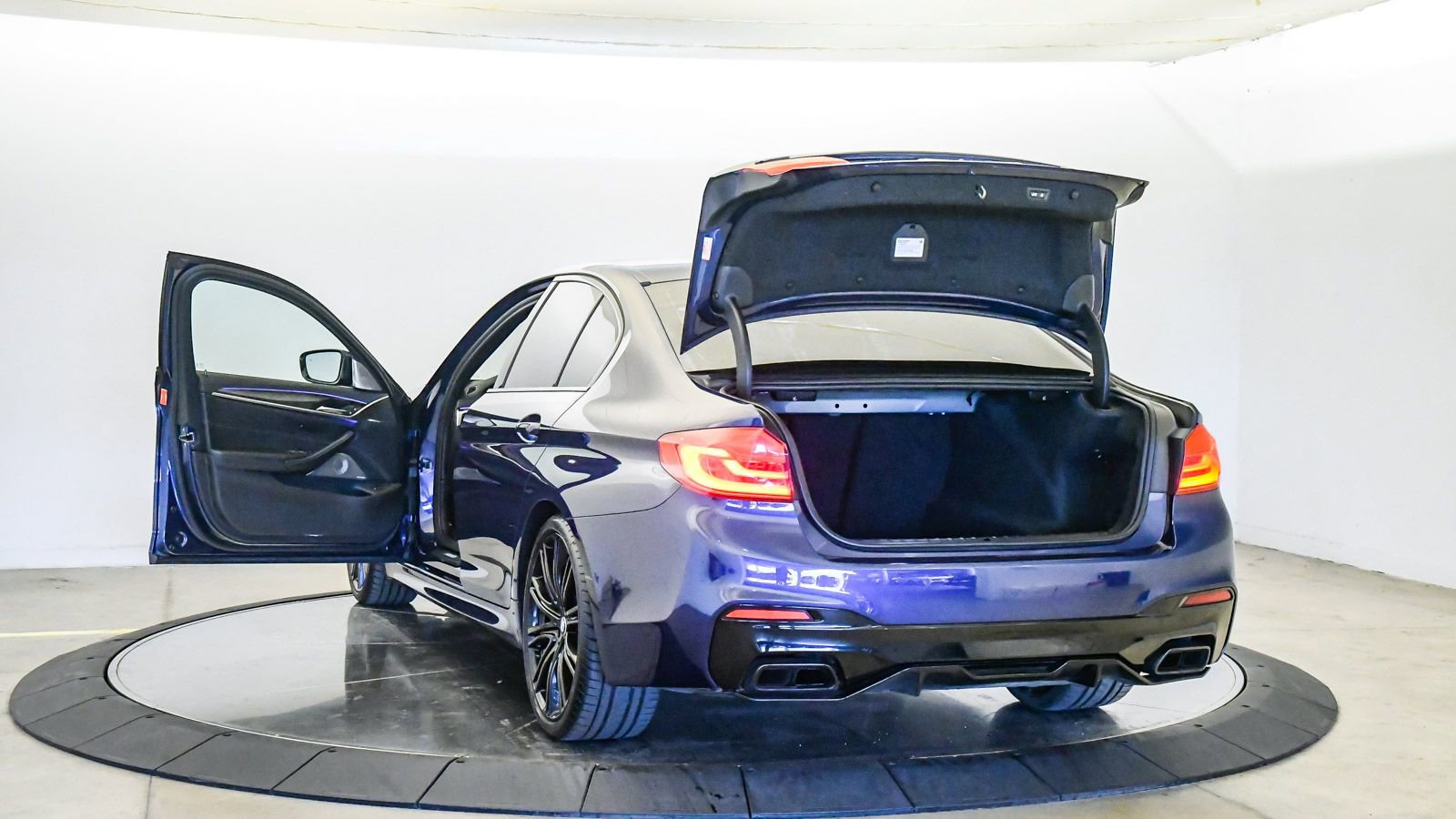 Used 2020 BMW M550i xDrive w/ Executive Package image 34