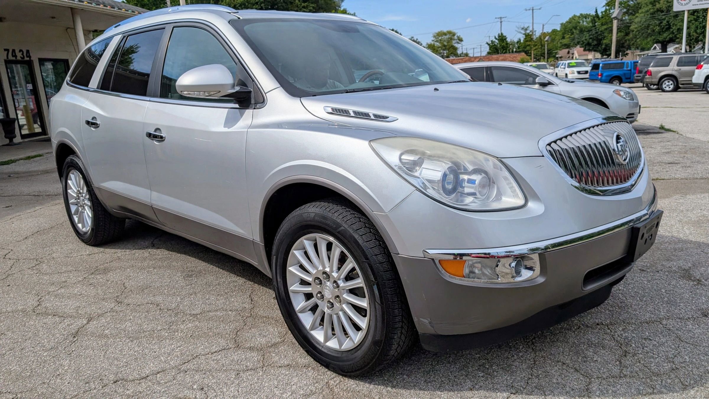 Used 2011 Buick Enclave CXL image 1