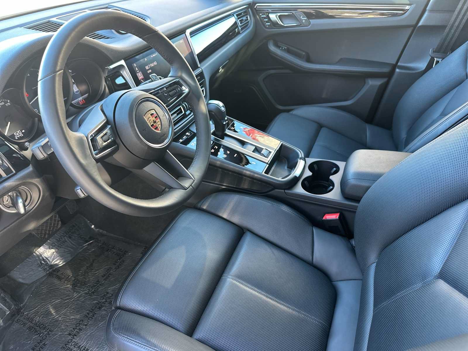 Certified 2025 Porsche Macan AWD/4WD image 4
