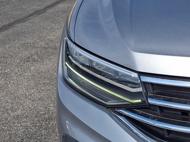 Used 2023 Volkswagen Tiguan SE w/ Panoramic Sunroof Package AWD/4WD image 13