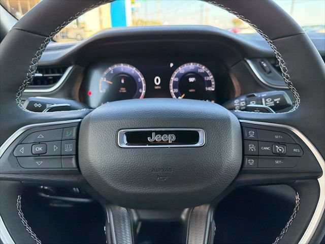 Used 2025 Jeep Grand Cherokee Altitude RWD image 13