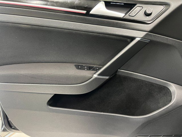 Used 2017 Volkswagen Golf S image 12