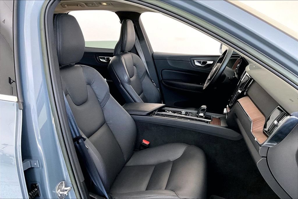 Certified 2023 Volvo XC60 B5 Plus AWD/4WD image 8