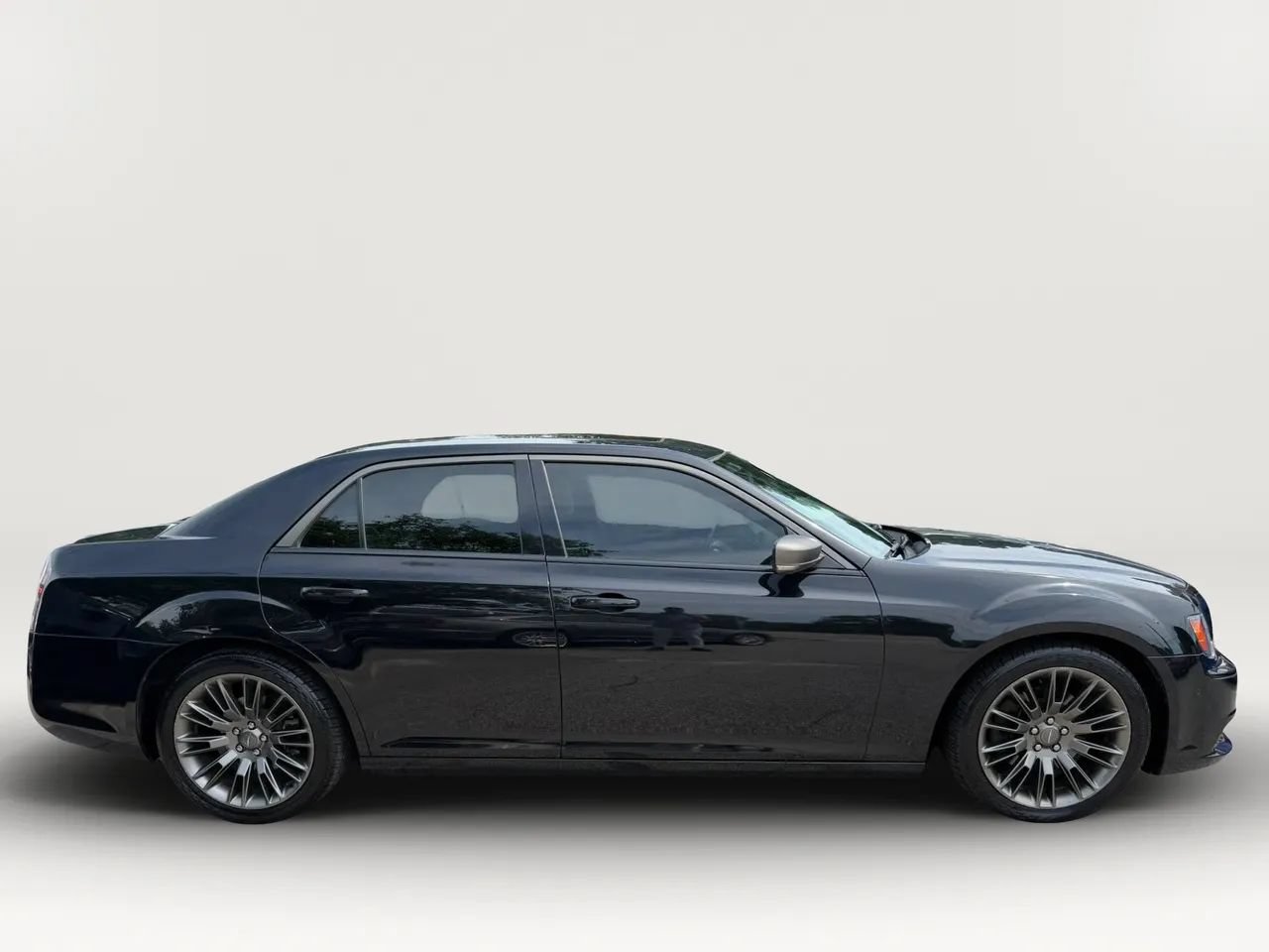 Used 2013 Chrysler 300 C RWD image 2