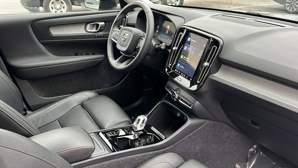 Used 2024 Volvo XC40 B5 Plus w/ Climate Package image 11