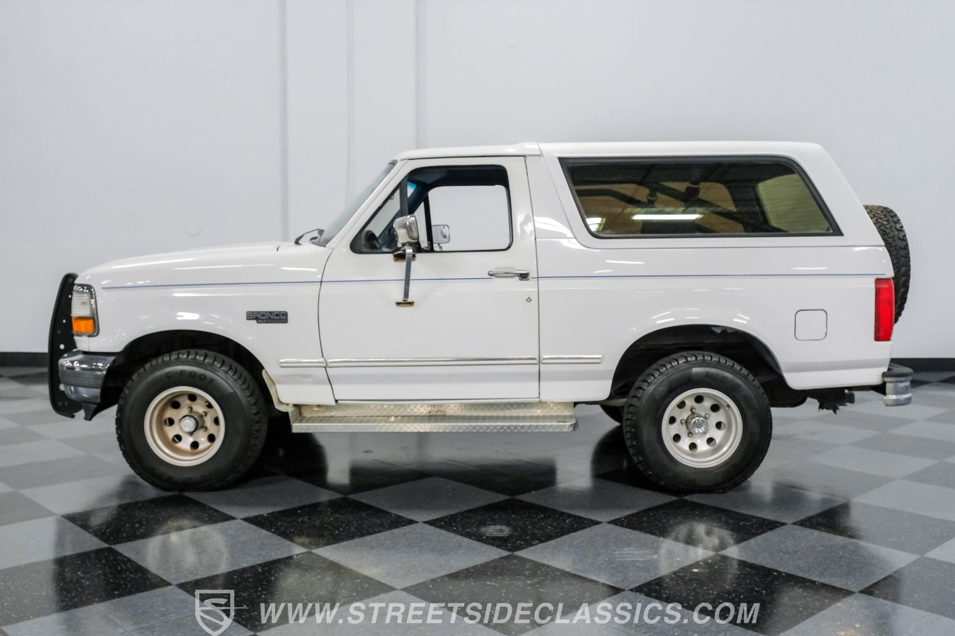 Used 1994 Ford Bronco XLT image 2