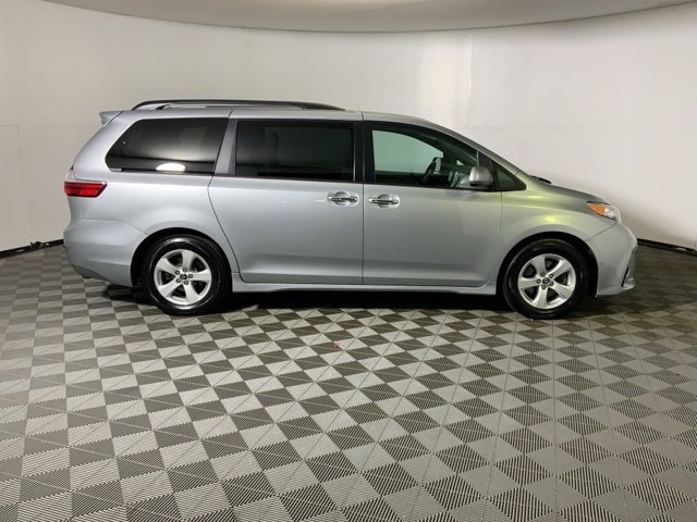 Used 2019 Toyota Sienna LE w/ LE Preferred Package image 7