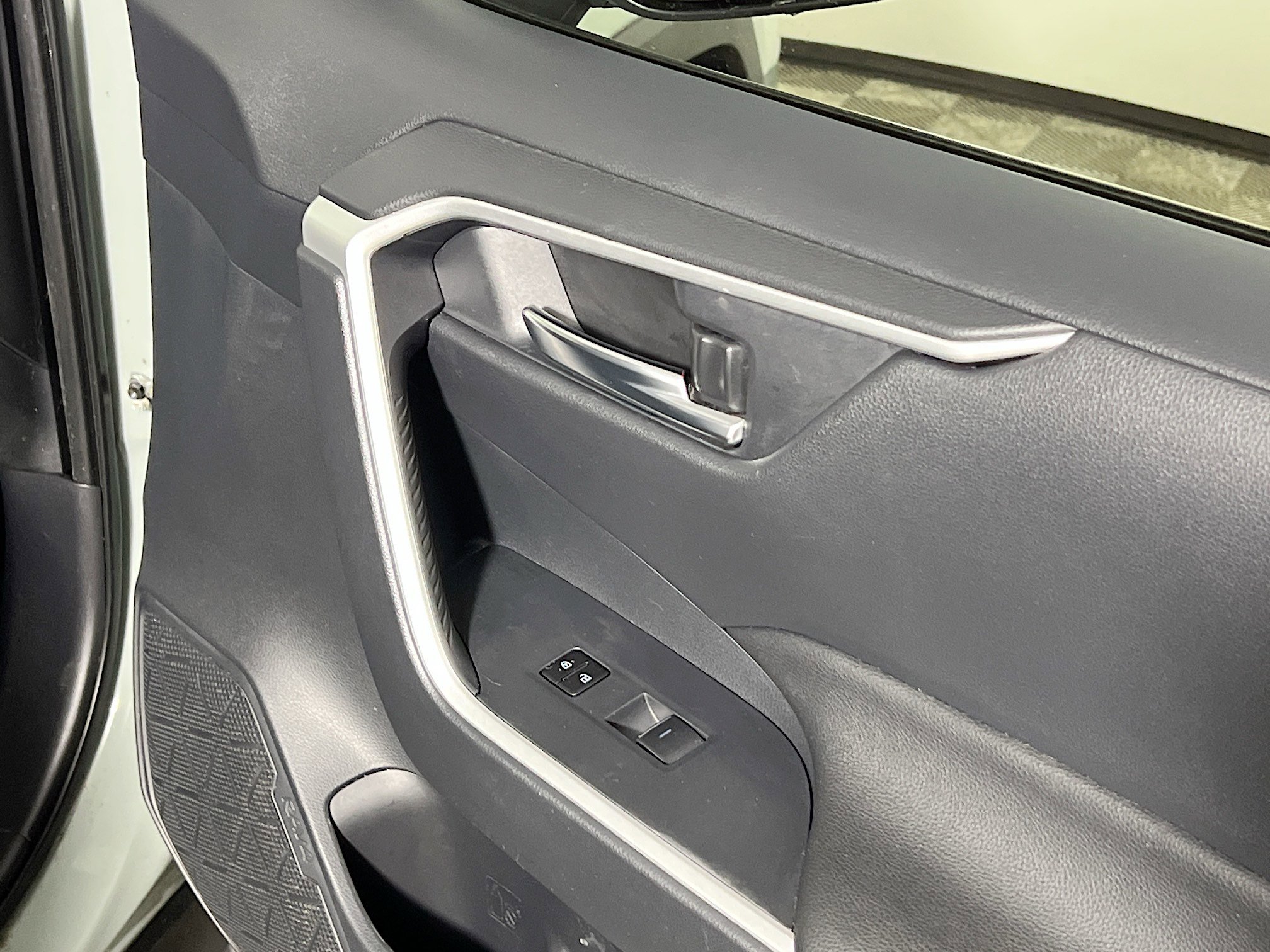 Used 2022 Toyota RAV4 XLE Premium image 32