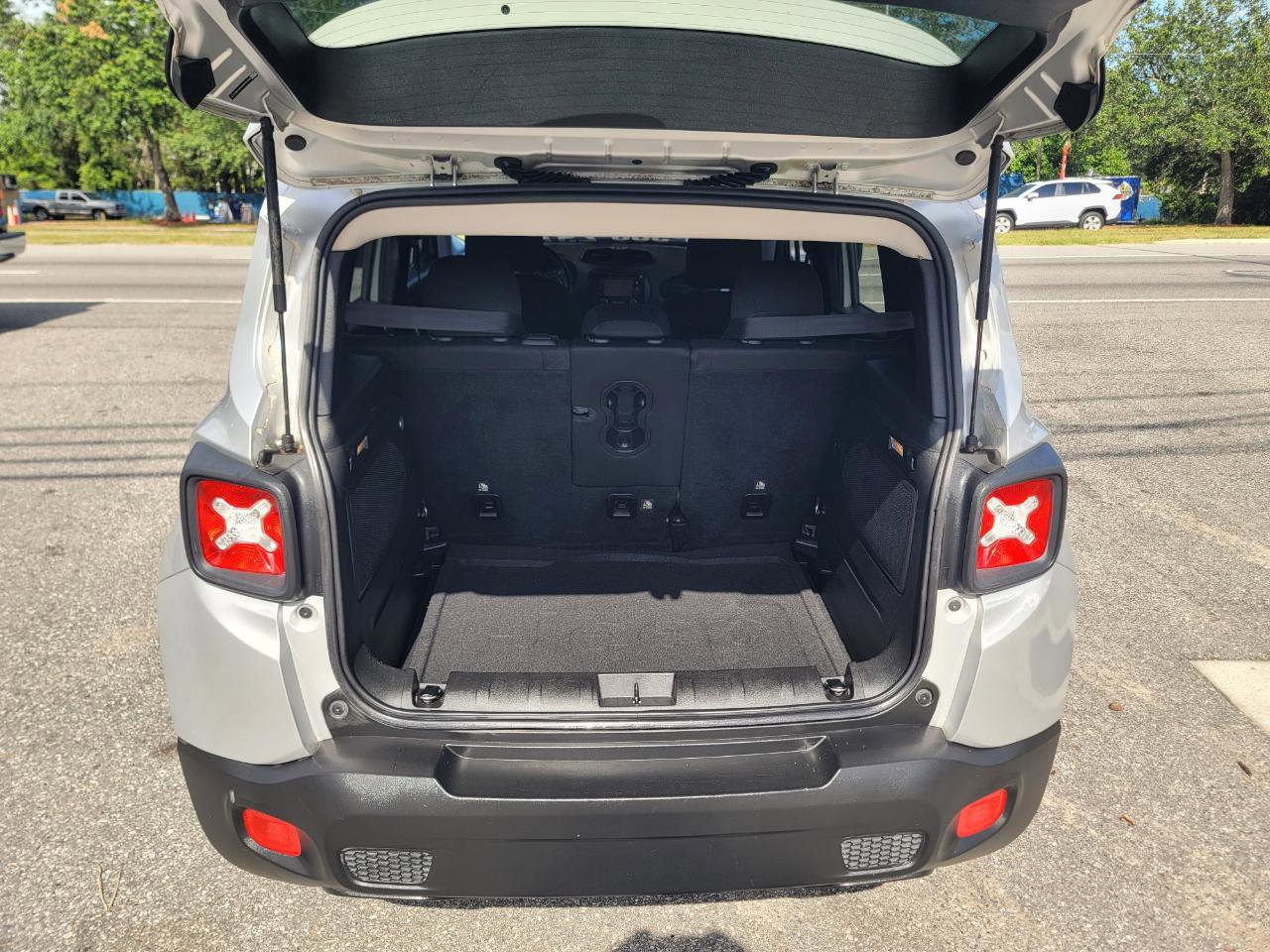 Used 2015 Jeep Renegade Latitude w/ Popular Equipment Group FWD image 22
