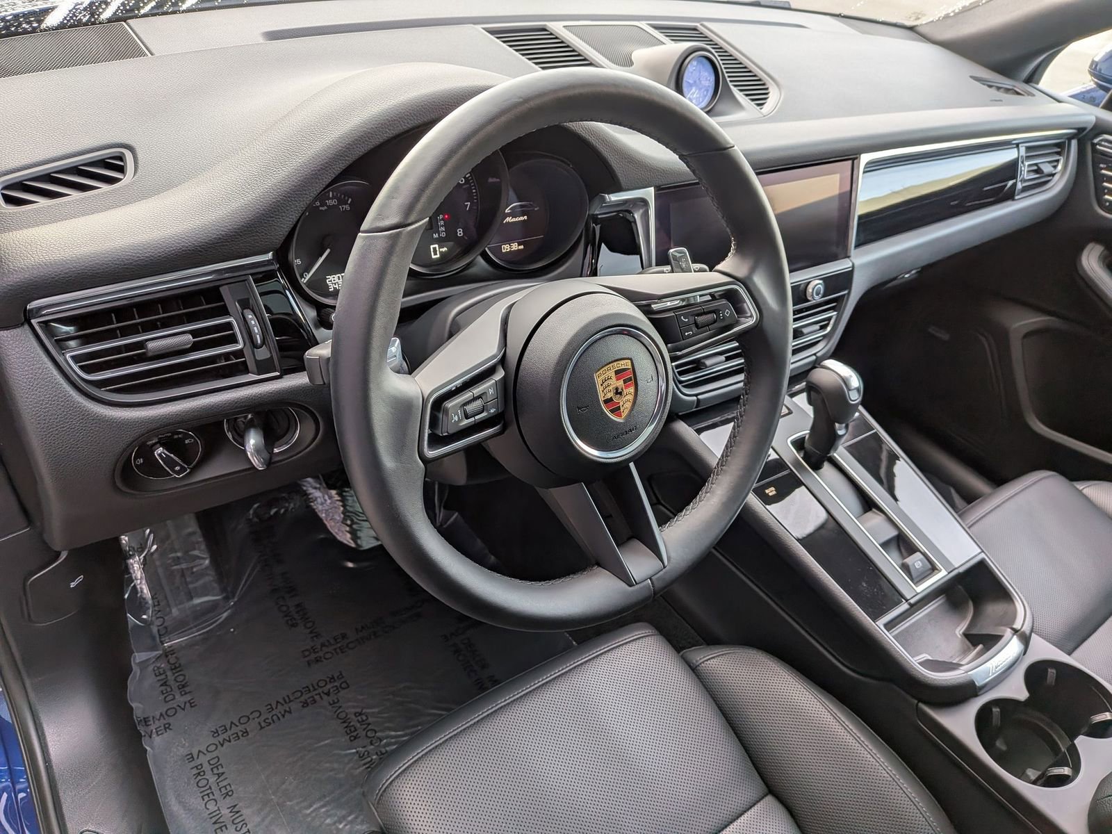 Certified 2025 Porsche Macan image 4