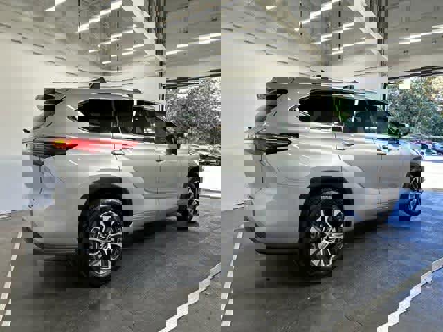 Used 2022 Toyota Highlander XLE image 5