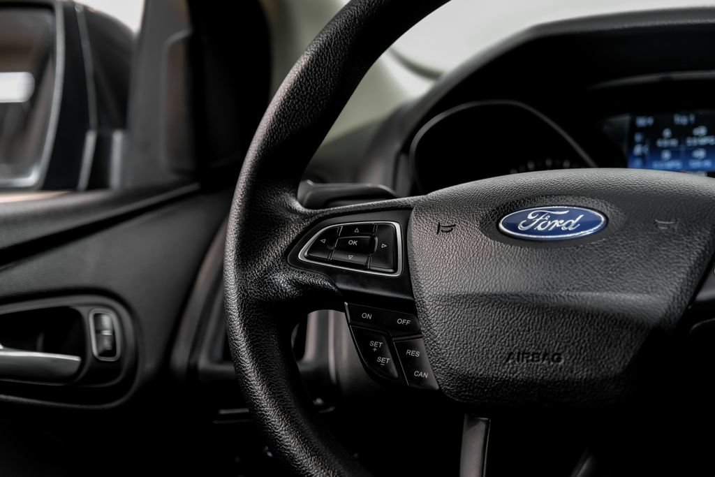 Used 2018 Ford Focus SE w/ SE Appearance Package FWD image 18