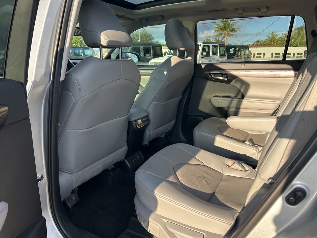 Used 2024 Toyota Highlander Platinum FWD image 33