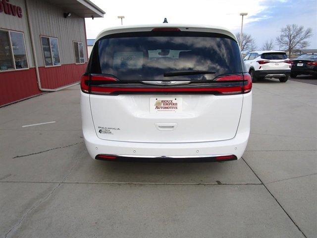 Used 2024 Chrysler Pacifica Touring-L image 8