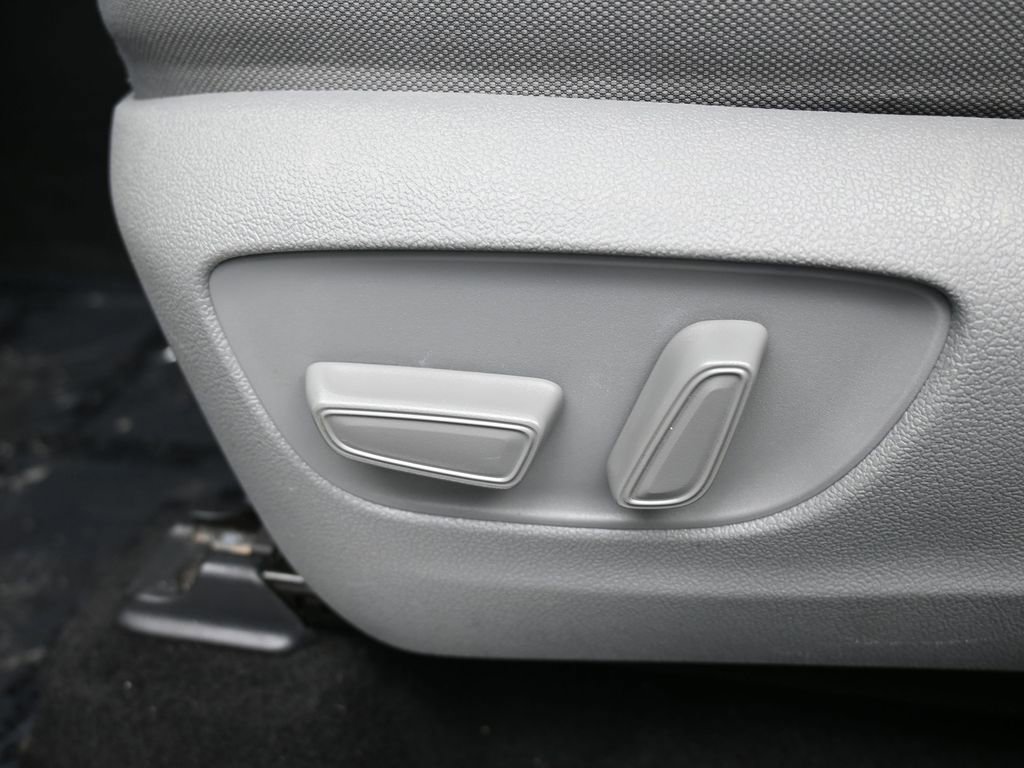 Used 2022 Toyota Highlander L image 12