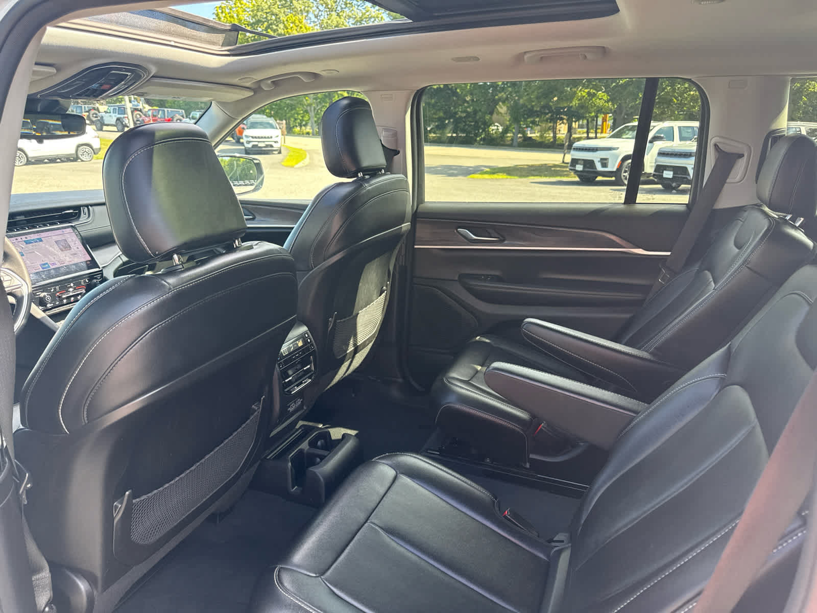 Used 2023 Jeep Grand Cherokee L Limited AWD/4WD image 14