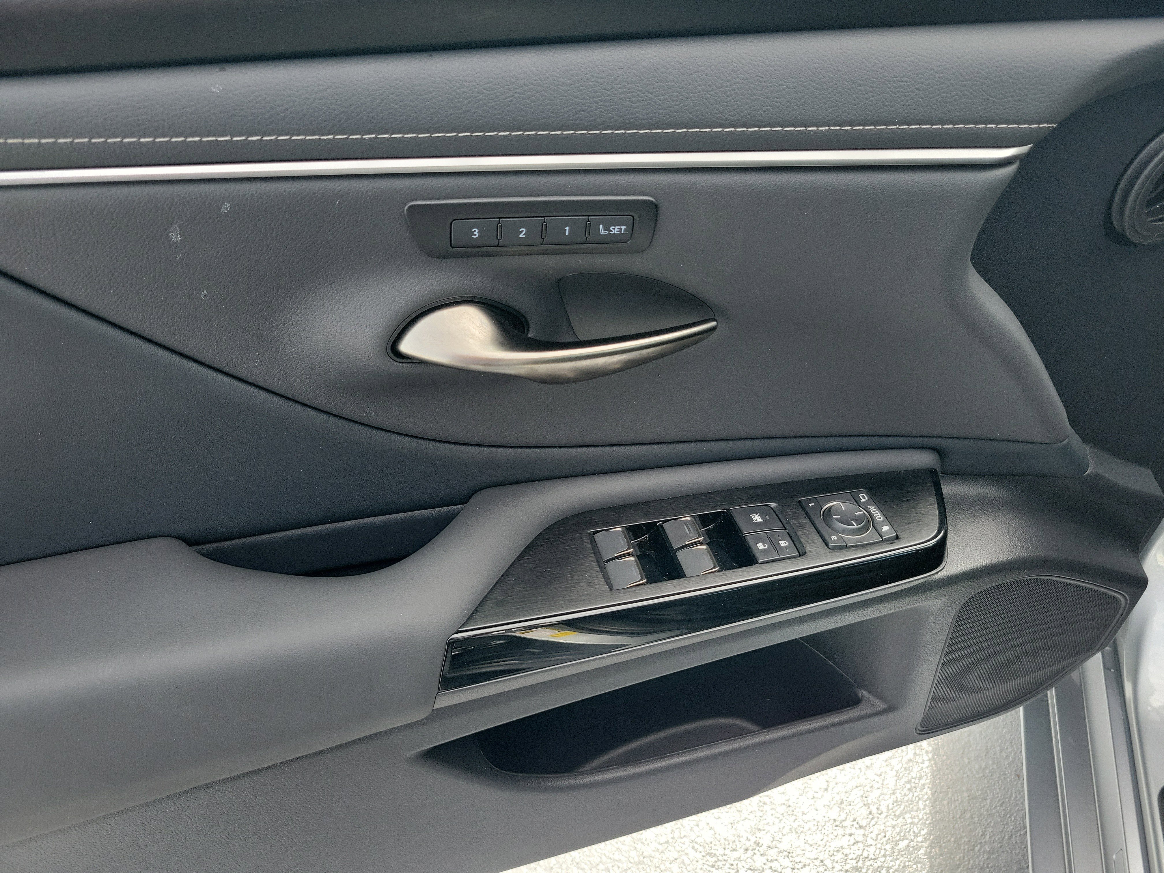 Certified 2025 Lexus ES 350 w/ Premium Package FWD image 20