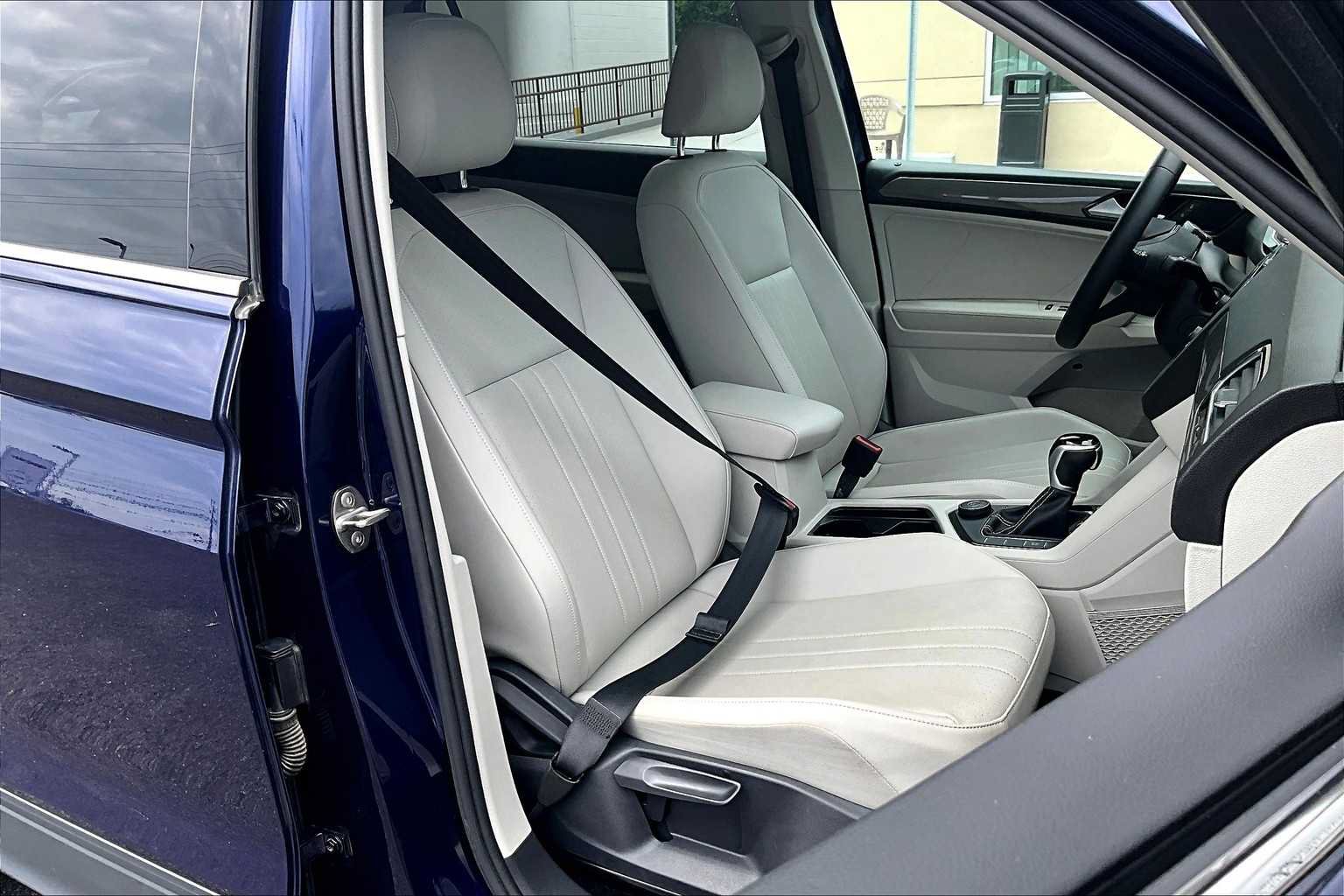 Used 2022 Volkswagen Tiguan SE AWD/4WD image 9