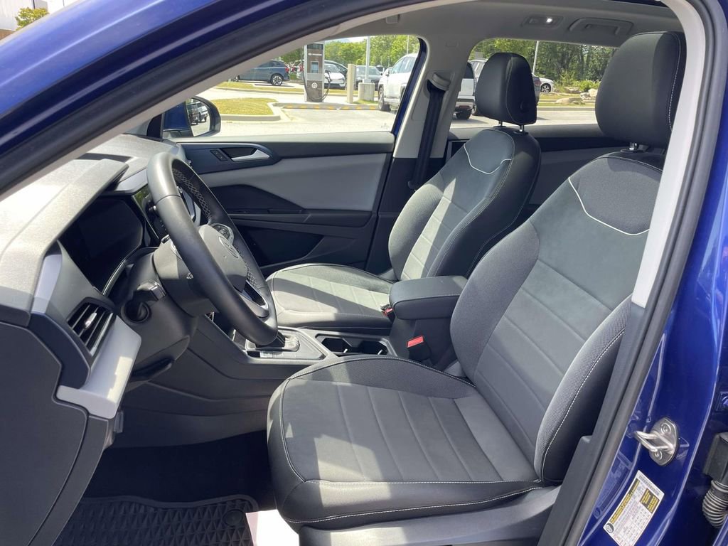 Used 2023 Volkswagen Taos SE w/ Panoramic Sunroof Package FWD image 8