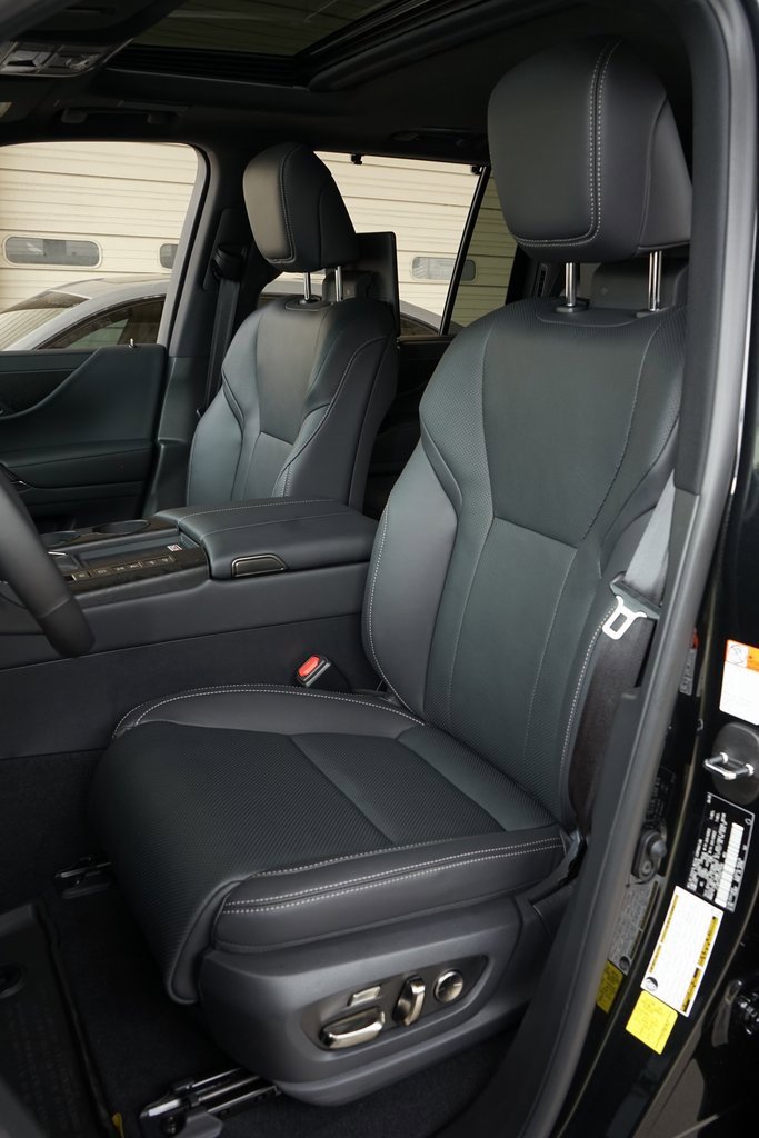 Used 2025 Lexus LX 600 4WD w/ Luxury Package image 9