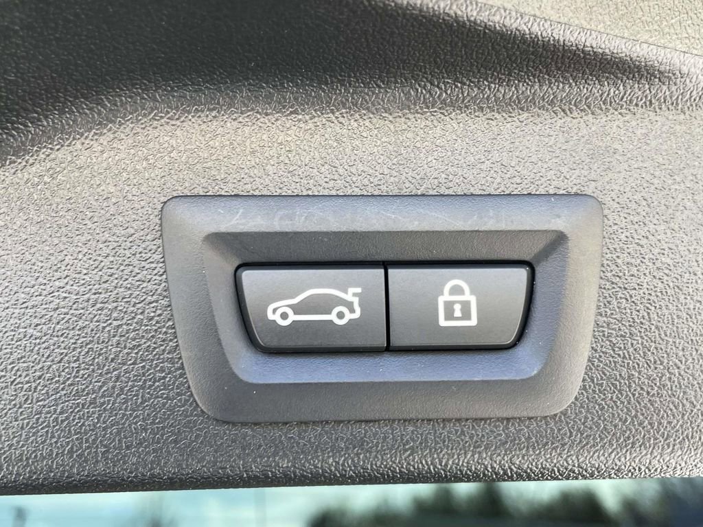 Used 2022 BMW X5 M50i image 11