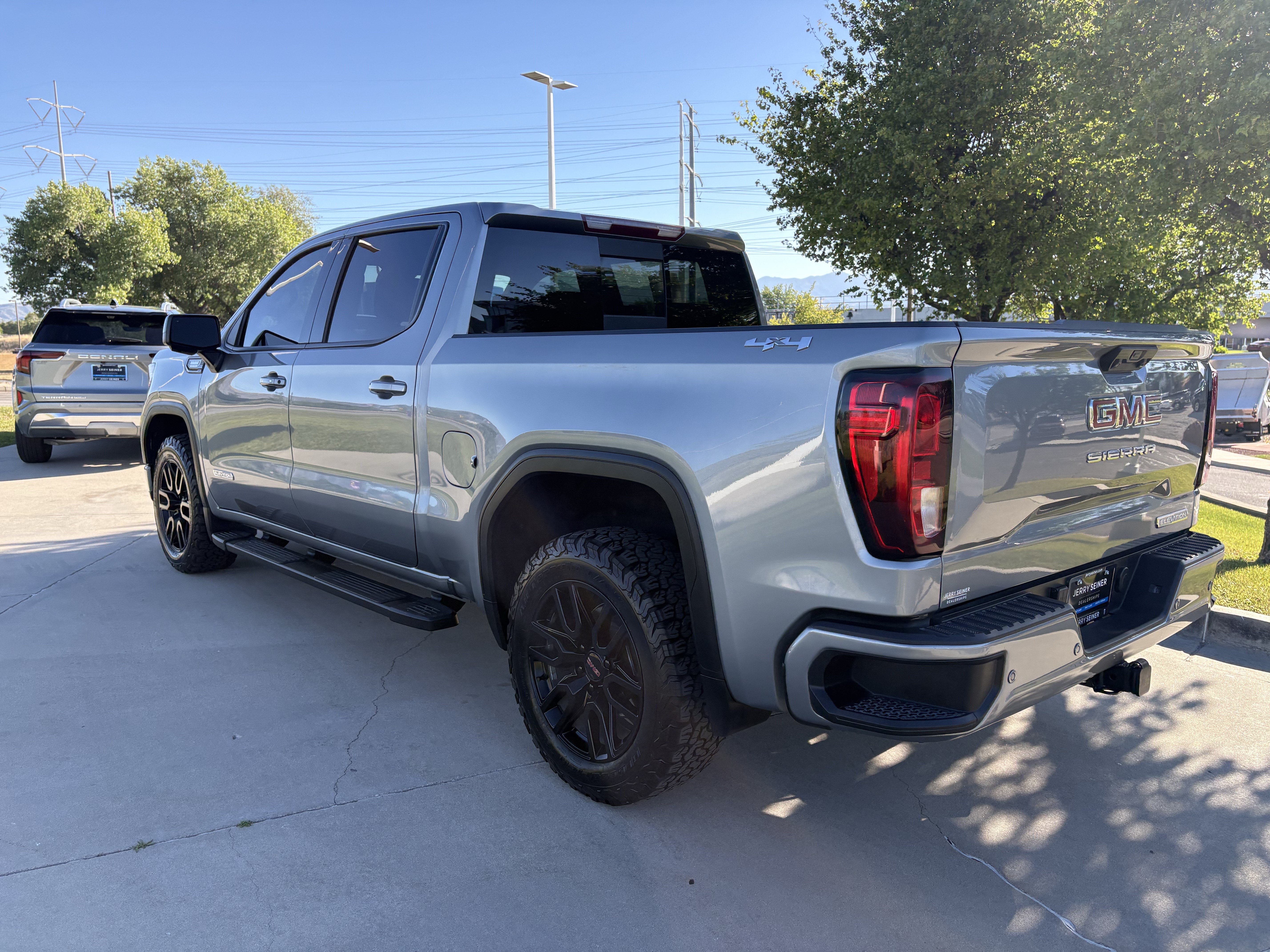 Used 2025 GMC Sierra 1500 Elevation w/ Elevation Premium Package AWD/4WD image 3