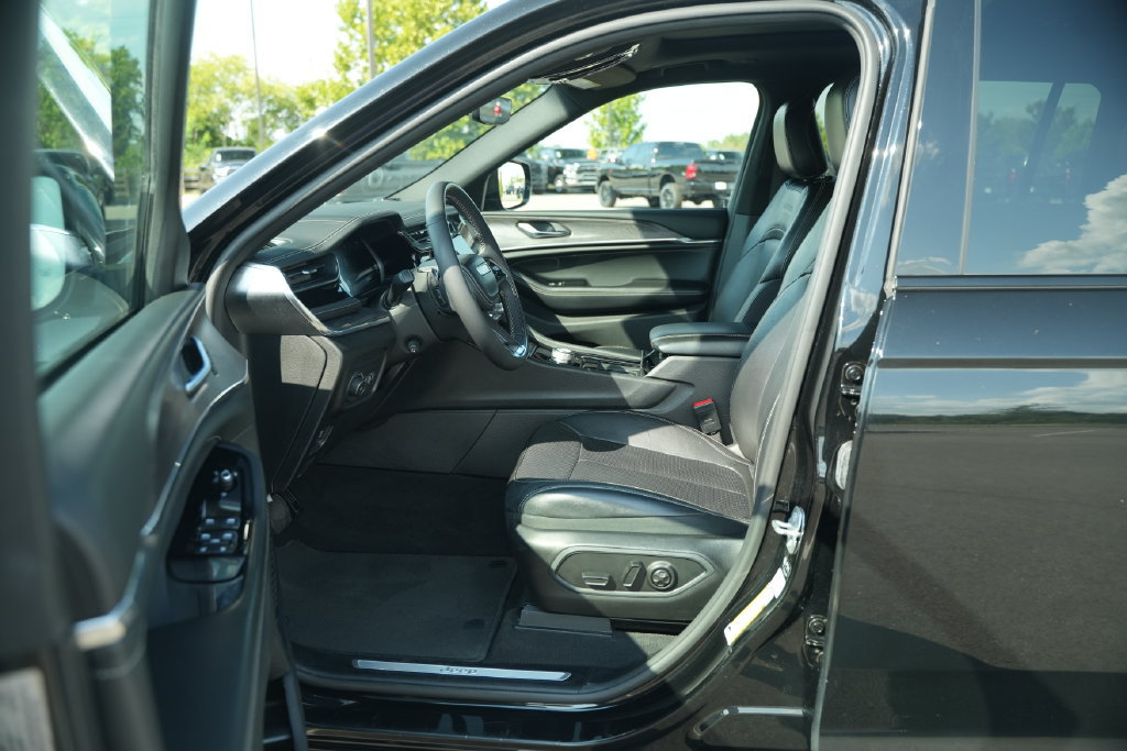Used 2023 Jeep Grand Cherokee L Overland AWD/4WD image 15
