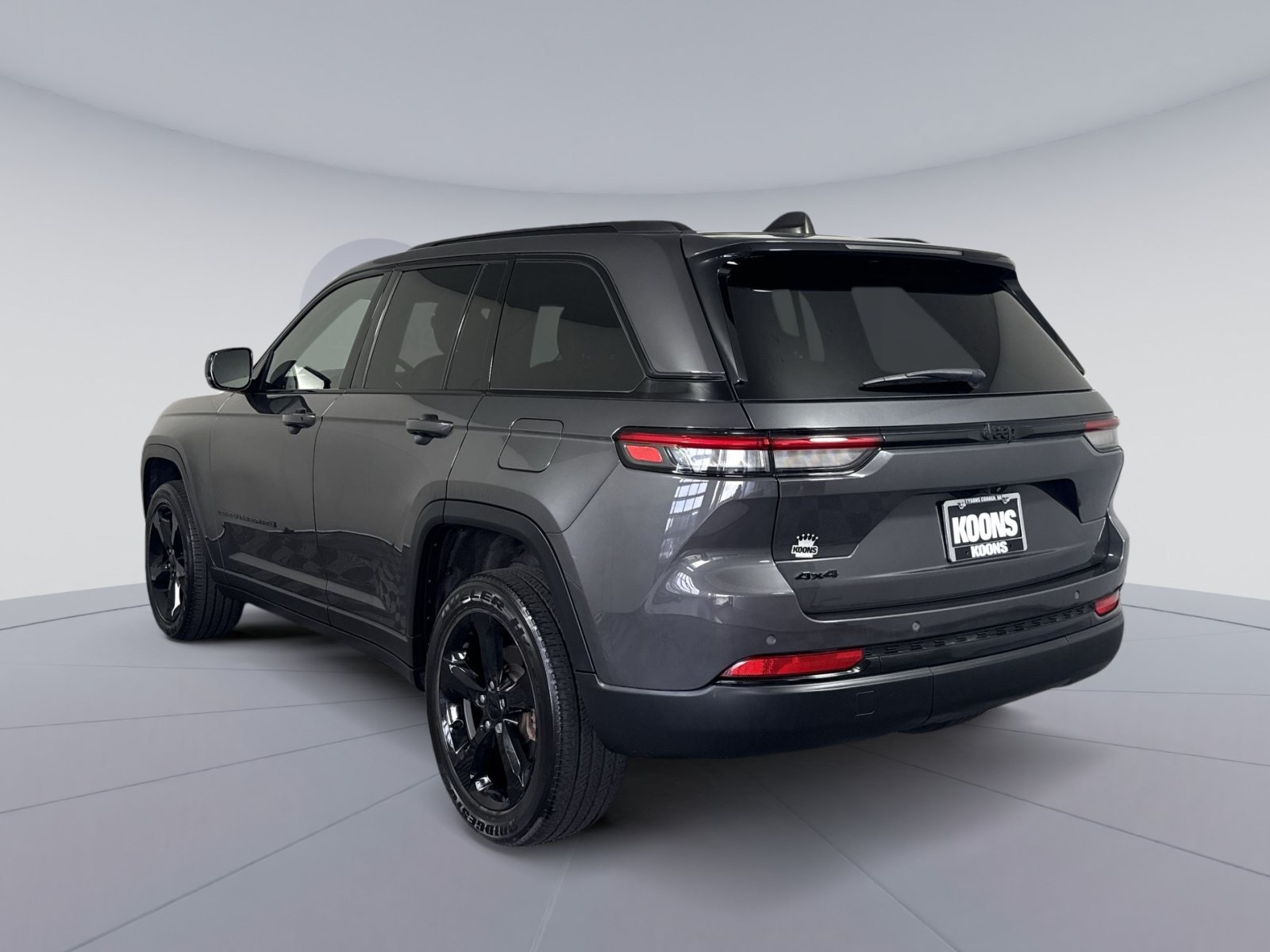 Used 2023 Jeep Grand Cherokee Altitude AWD/4WD image 4