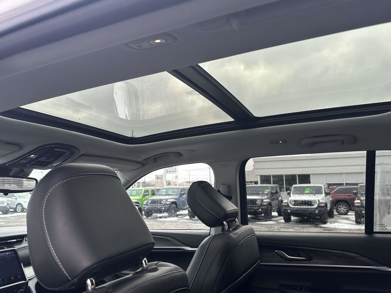 Used 2023 Jeep Grand Cherokee Limited image 16