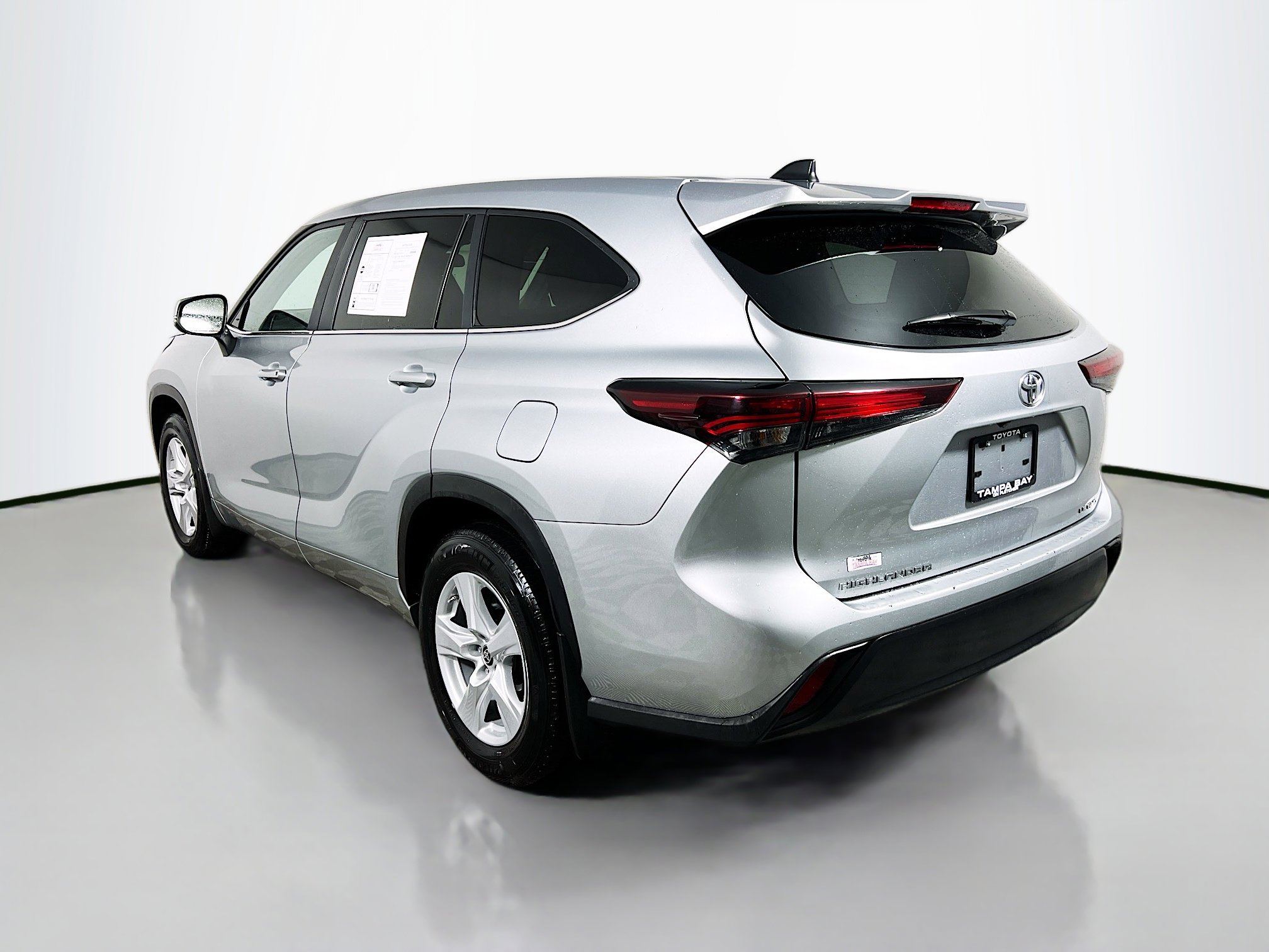 Used 2024 Toyota Highlander LE AWD/4WD image 8