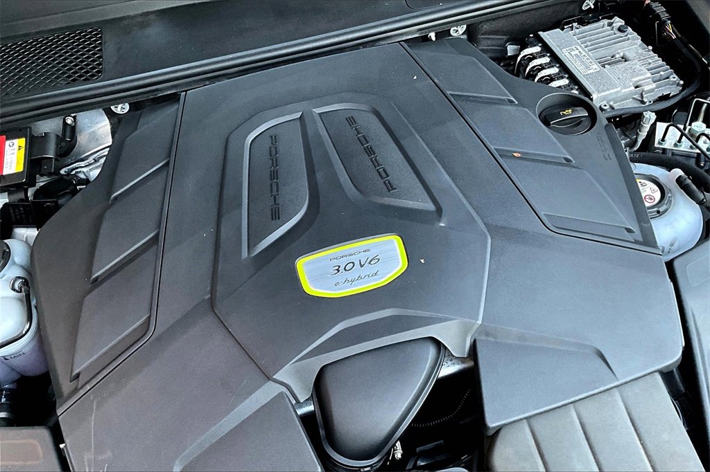 Used 2022 Porsche Cayenne Platinum Edition image 30