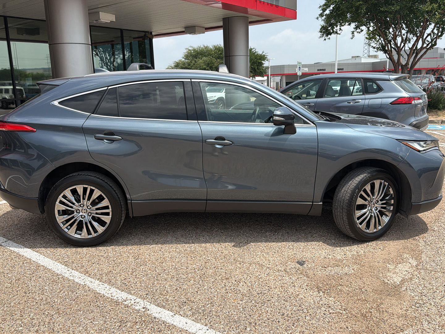 Used 2024 Toyota Venza XLE AWD/4WD image 2