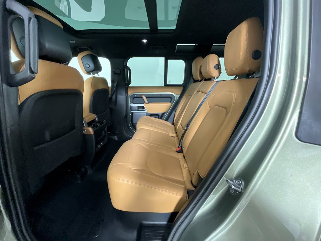 Used 2023 Land Rover Defender 110 SE image 26