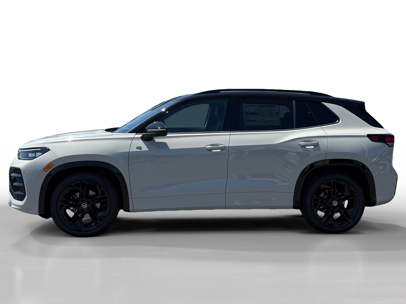 New 2026 Volkswagen Tiguan SE R-Line FWD image 2