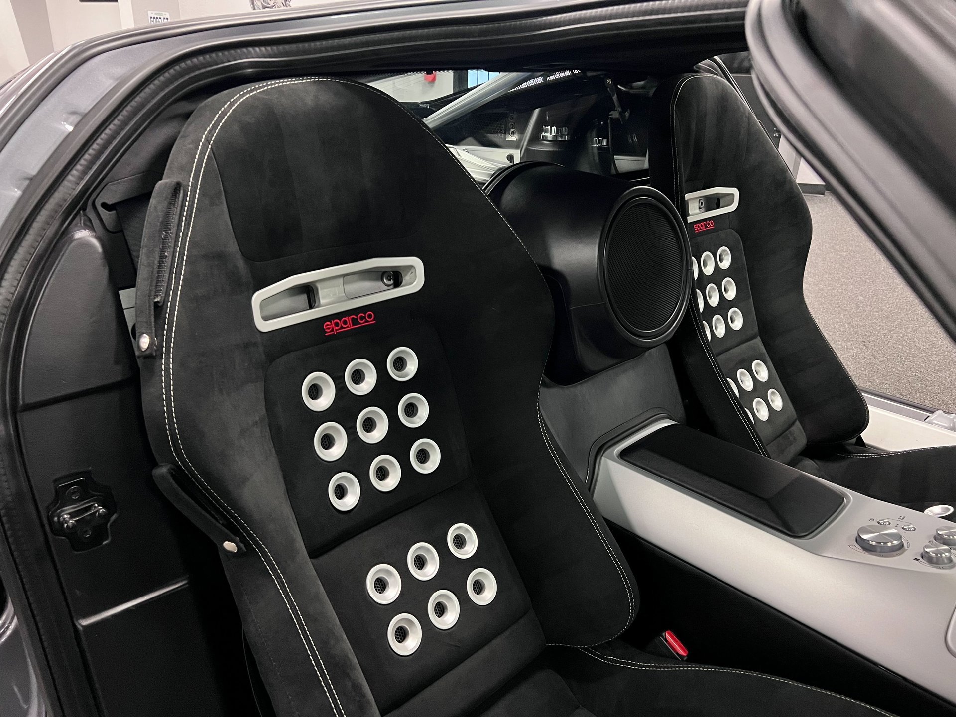 Used 2006 Ford GT RWD image 39